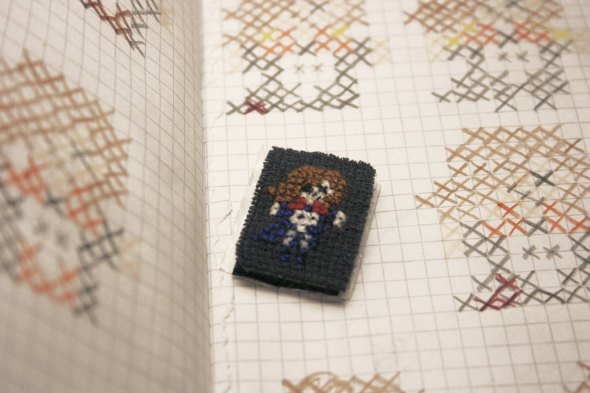 Pirateschio: solitaria dal mantello blu abisso. Un capitano dallo sguardo profondo che ti avvolge e ti porta lontano.